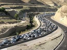 ترافیک فوق‌سنگین در محورهای هراز و فیروزکوه/ مبادی ورودی شهر تهران مملو از وسایل نقلیه است