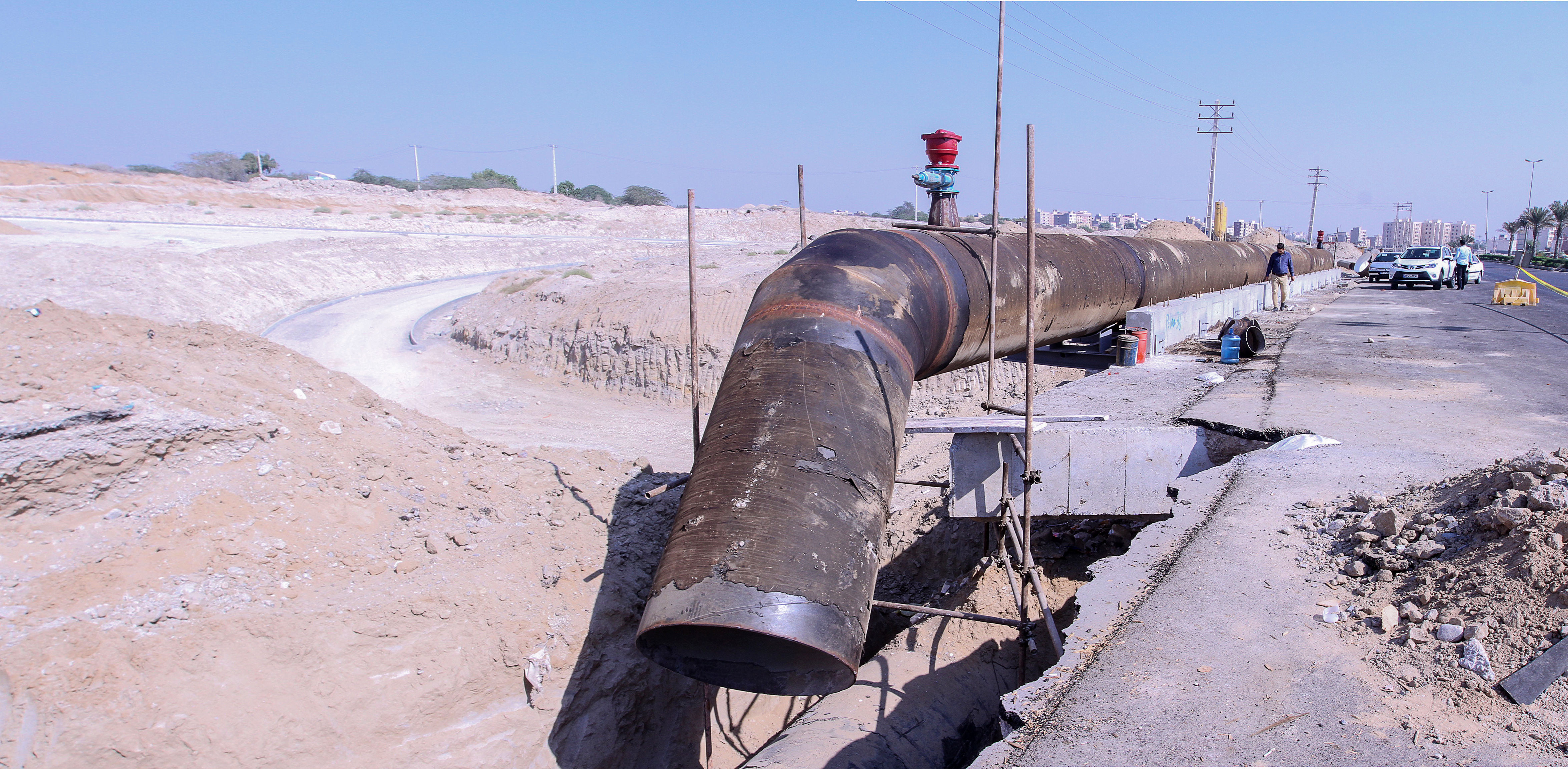 اجراى عملیات جابجایى خط انتقال آب تقاطع زیرگذر بوموسی در بندرعباس