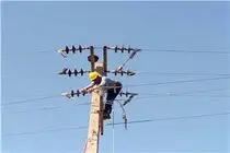 تلاش نیروهای عملیات برق حاجی‌آباد برای ترمیم خسارت‌های تندباد و توفان