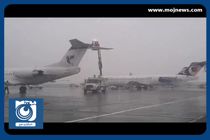 عملیات یخ‌زدایی پروازهای خروجی فرودگاه بین‌المللی مهرآباد + فیلم