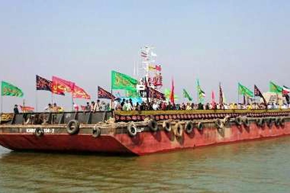 پیکرهای مطهر ۶۶ شهید گمنام دفاع مقدس از مرز دریایی آبادان وارد کشور شدند