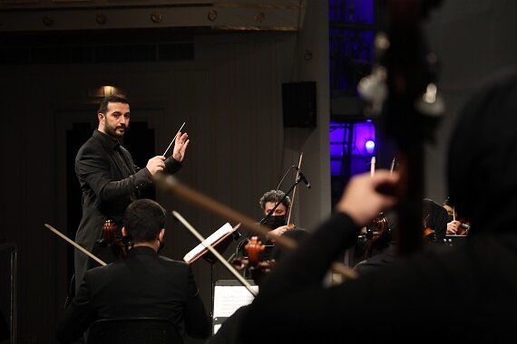 آلنام موسیقی فولکلور آذربایجانی را در تالار وحدت می‌نوازد