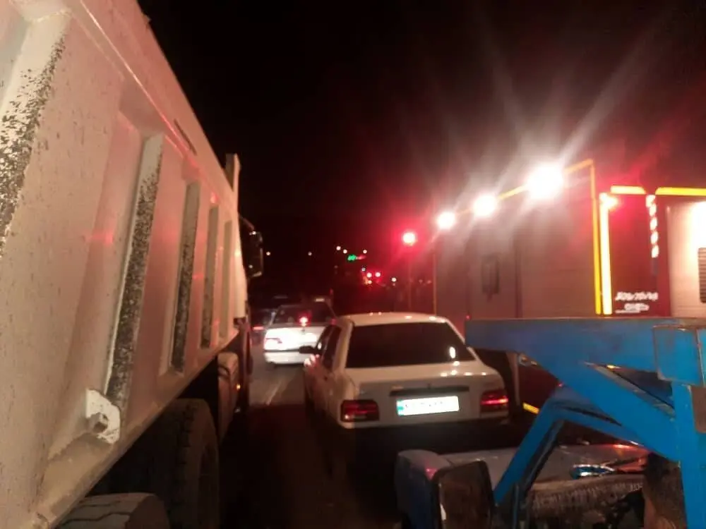 تصادف زنجیره‌ای دست‌کم ۱۵ خودرو در بزرگراه امام علی تهران به دلیل نشت گازوییل + فیلم