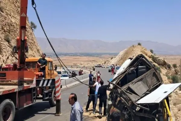 اعلام علت واژگونی اتوبوس در محور فیروزآباد - کوار