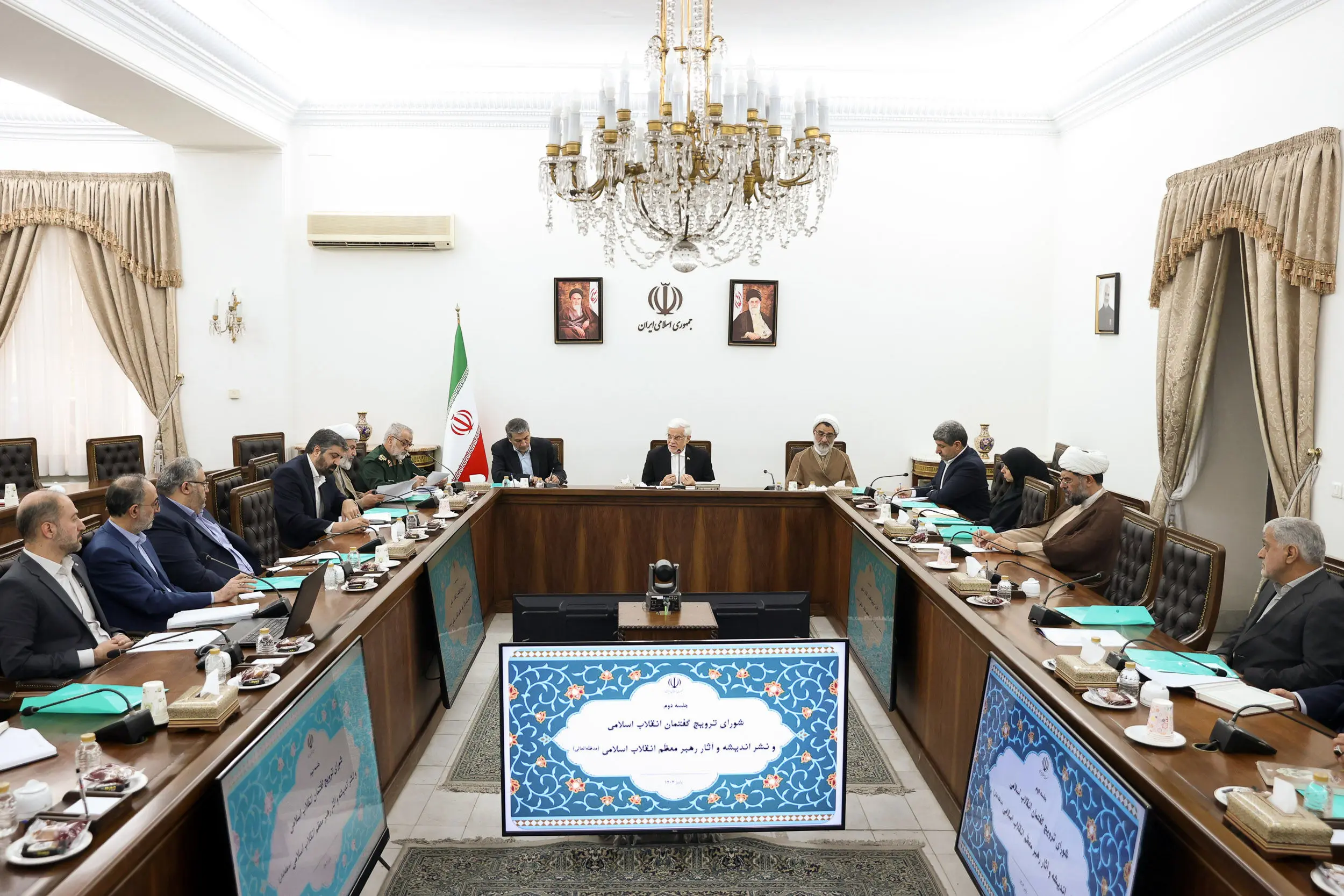  نباید کاری کنید مردم از انقلاب فاصله بگیرند