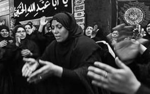 زنان بوشهری در محرم مادرانه به عزاداری می پردازند