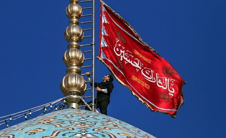 اهتزاز پرچم سرخ انتقام برفراز گنبد مسجد جمکران + فیلم