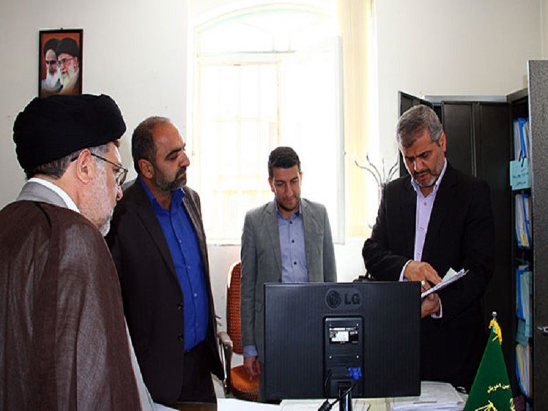 بازدید سرزده رئیس کل دادگستری استان فارس از دادگاه عمومی بخش زرقان