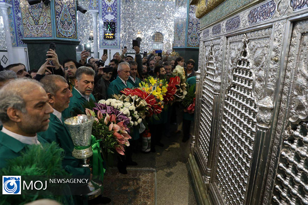 گل آرایی حرم حضرت زینب کبری (س) توسط خادمان ایرانی