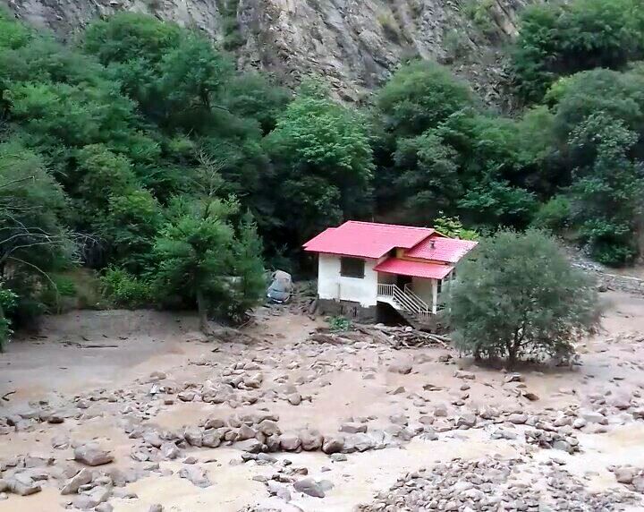 20 روستای چالوس گرفتار سیلاب شدند/ باید تمامی خانه‌های دهانه و بستر رودخانه‌ها تخریب شود