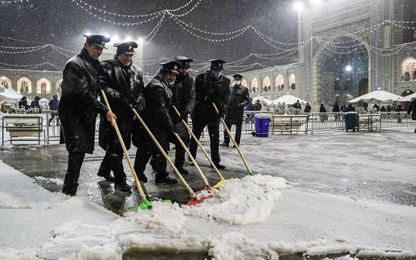 تصاویر جالب از برف‌روبی حرم امام رضا (ع) + فیلم