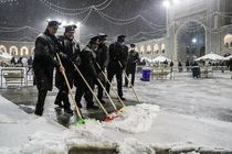 تصاویر جالب از برف‌روبی حرم امام رضا (ع) + فیلم