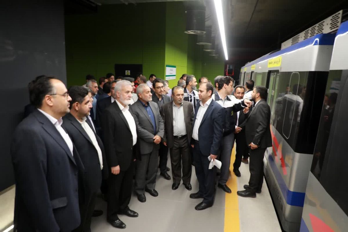 بازدید فرمانده قرارگاه سازندگی خاتم‌الانبیا(ص)و مدیریت شهری شیراز از خط ۲ مترو 