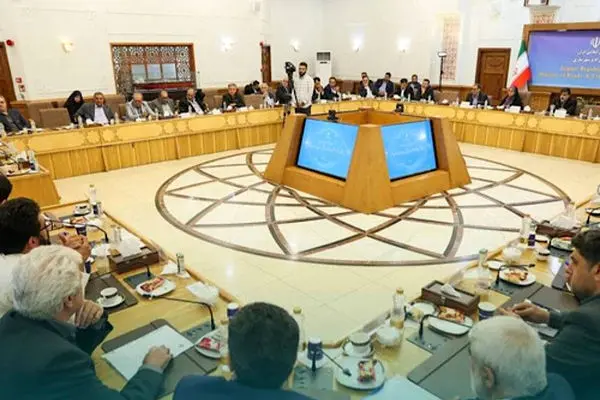 برگزاری نشست هم‌اندیشی وزیر راه و شهرسازی با نمایندگان تشکل‌ها و اصناف حمل‌ونقل جاده‌ای