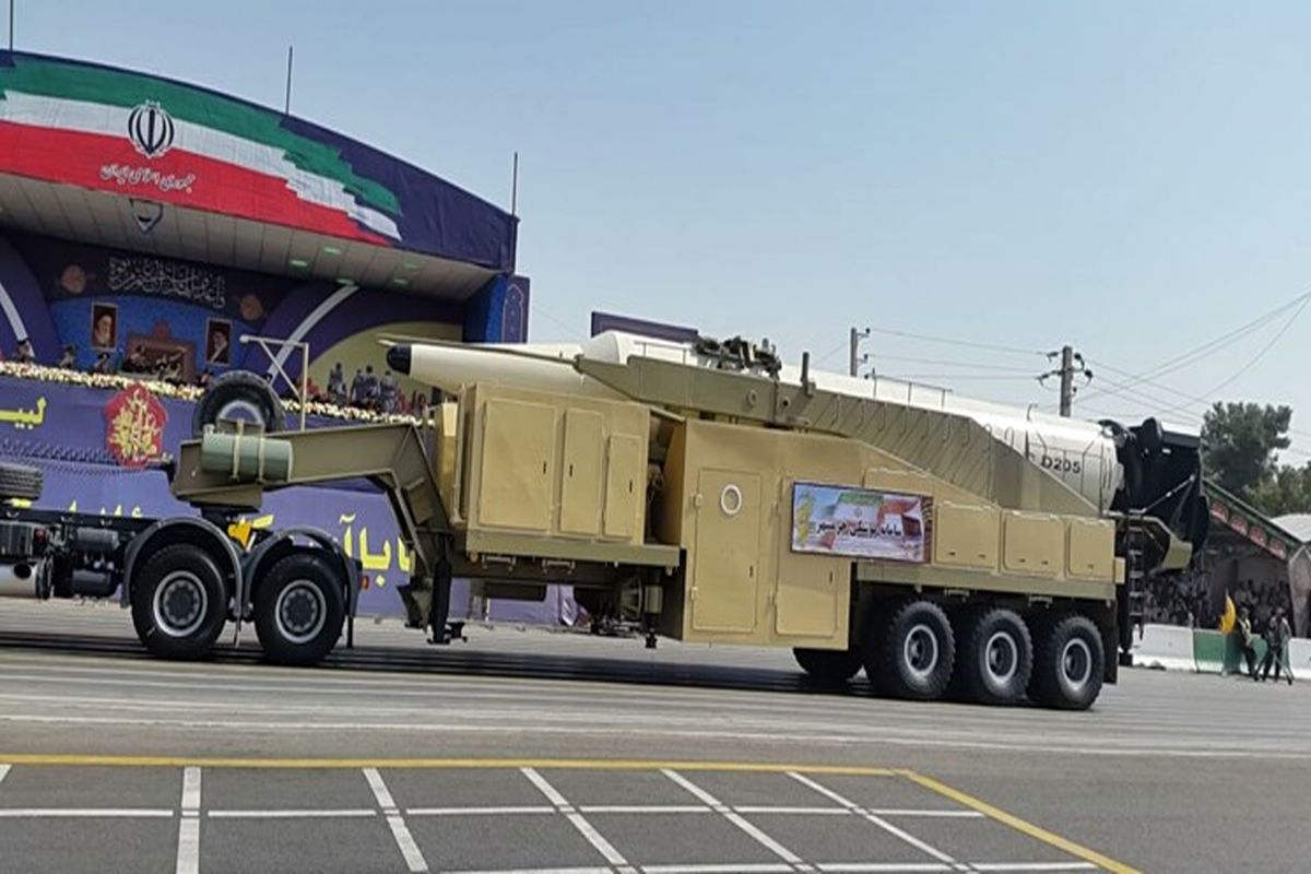 نمایش سرجنگی جدید موشک خرمشهر در رژه 31 شهریور