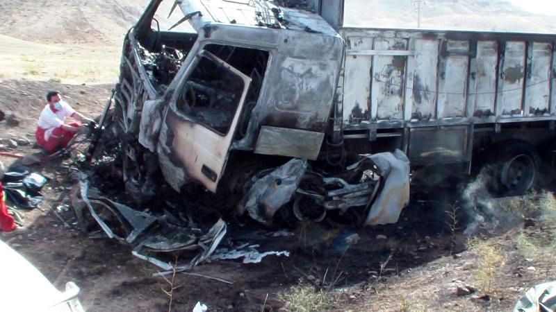 ۲ کشته و ۳ مجروح در برخورد اتوبوس ولوو با کامیون بنز