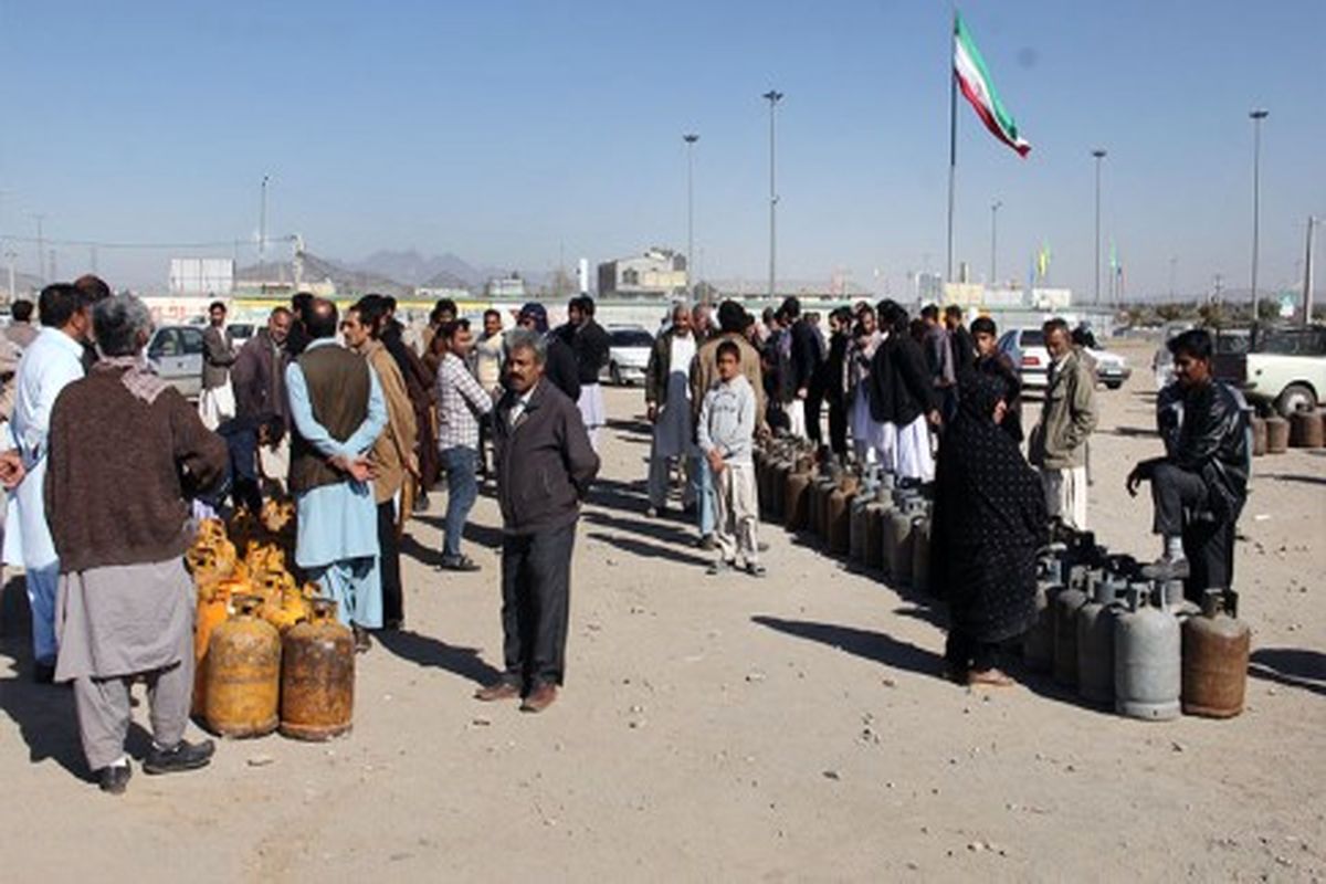 صف‌ های طولانی گاز معضل تکراری مردم سیستان و بلوچستان/ وعده گازرسانی دولت به زاهدان چه شد!؟