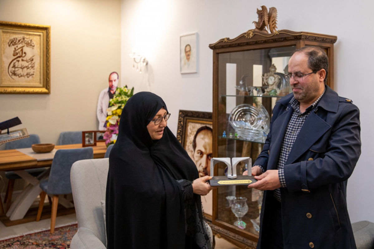 رئیس دانشگاه تهران با همسر شهید پروفسور علیمحمدی دیدار کرد