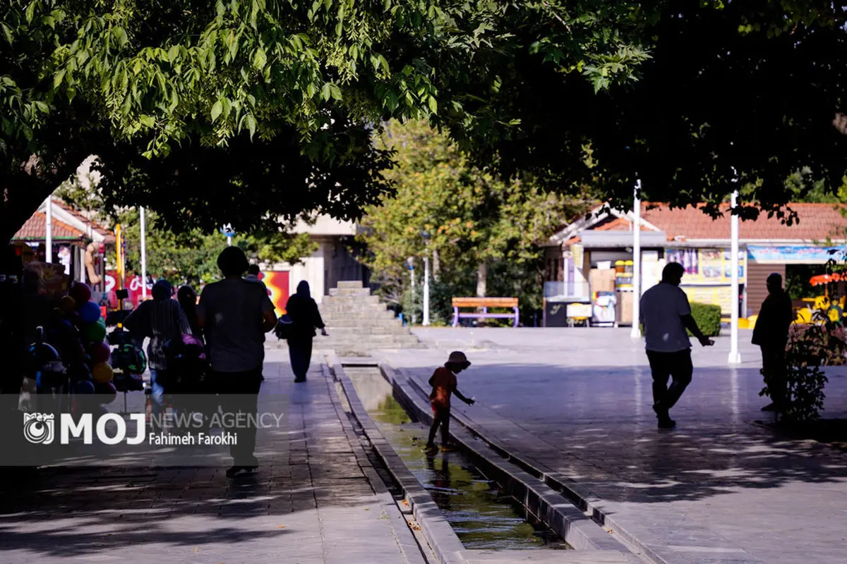 دست و پنجه نرم کردن مشهدیا با گرمای ۴۰ درجه