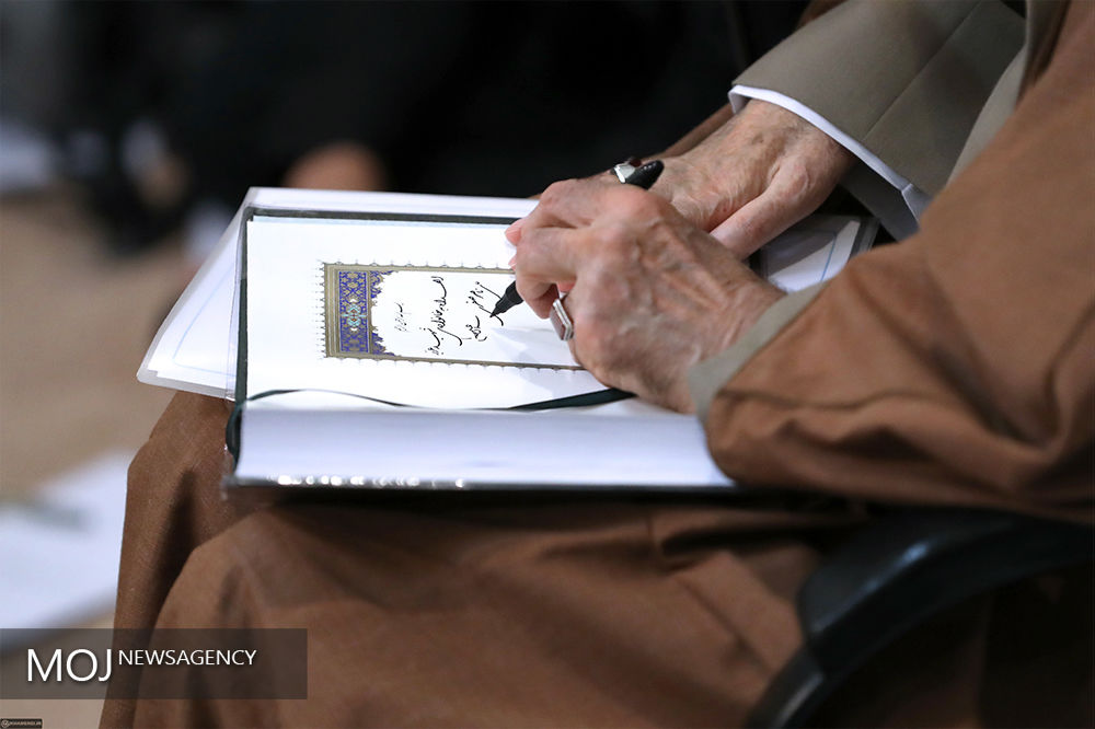 قدردانی رهبر معظم انقلاب از کارکنان کتابخانه مرکزی امام خمینی 