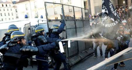 پلیس فرانسه معترضان به نتیجه انتخابات را با گاز اشک آور متفرق کرد