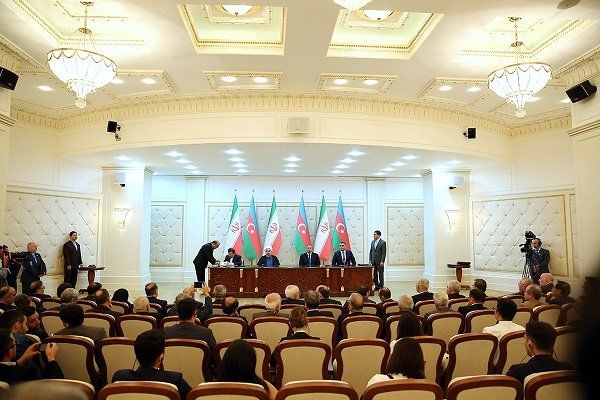 ایران و آذربایجان ۶ سند همکاری امضا کردند