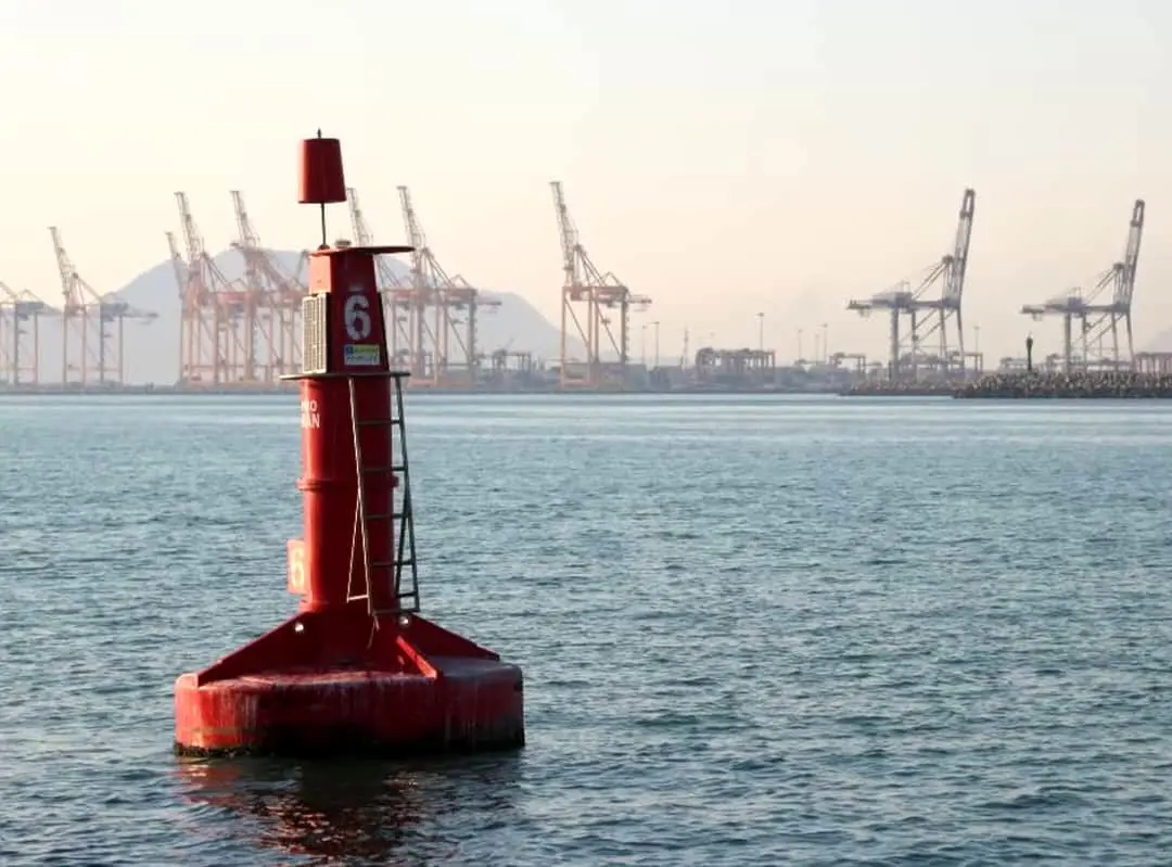 پیشرفت ۵۰ درصدی طرح تعمیر علائم کمک‌ناوبری جزایر هرمزگان