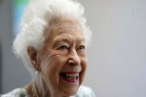 فیلم لحظه نصب اعلامیه فوت ملکه انگلیس در کاخ باکینگهام