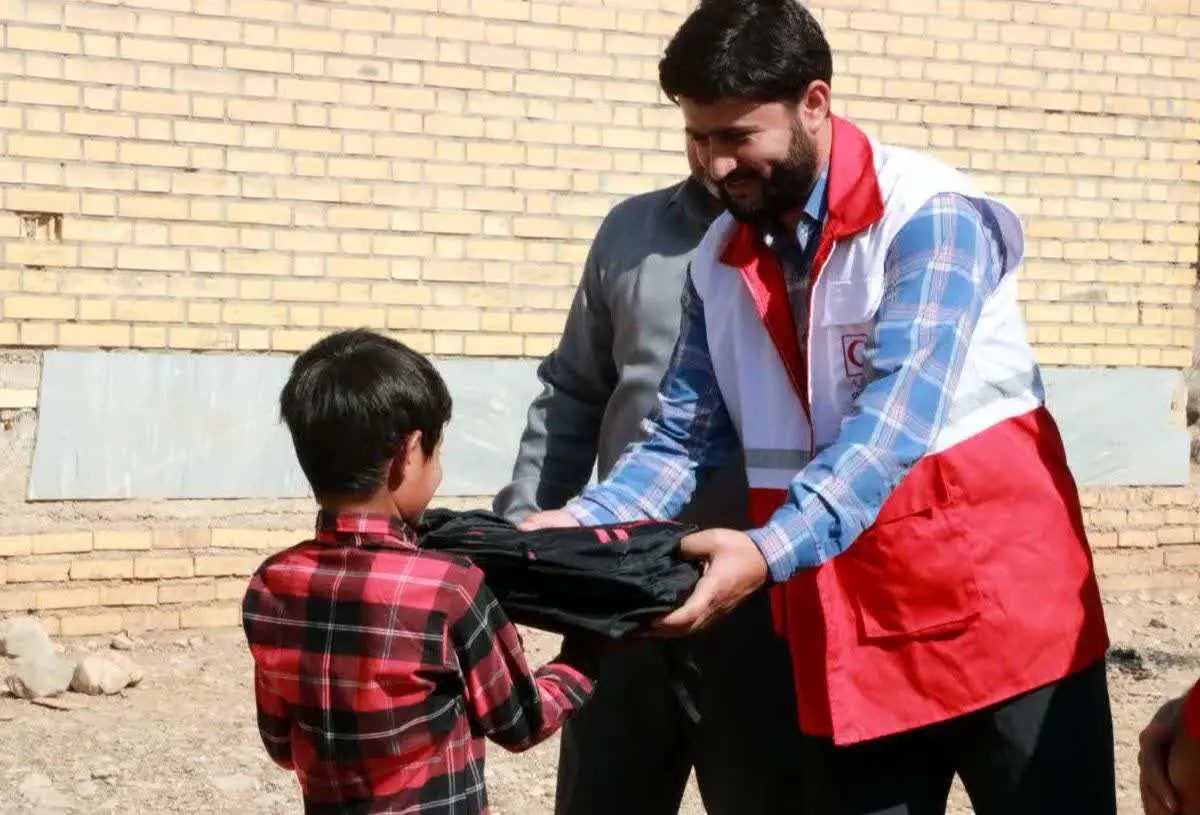بیش از ۴ هزار بسته تحصیلی در قالب طرح «ارمغان مهر برای آینده‌سازان» میان دانش‌آموزان توزیع شد 