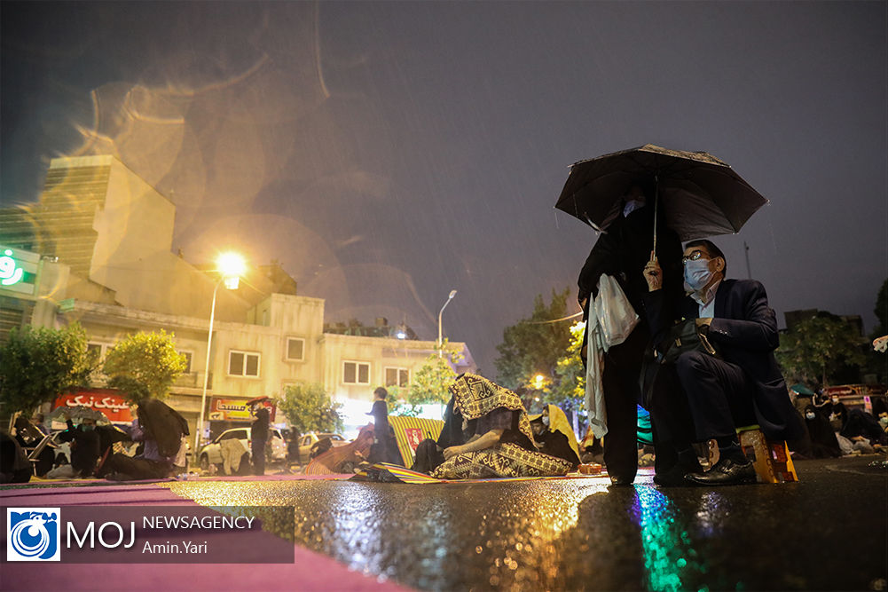 احیای شب نوزدهم ماه مبارک رمضان زیر باران بهاری