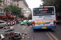 راننده اتوبوس شهروندان چینی را زیر گرفت