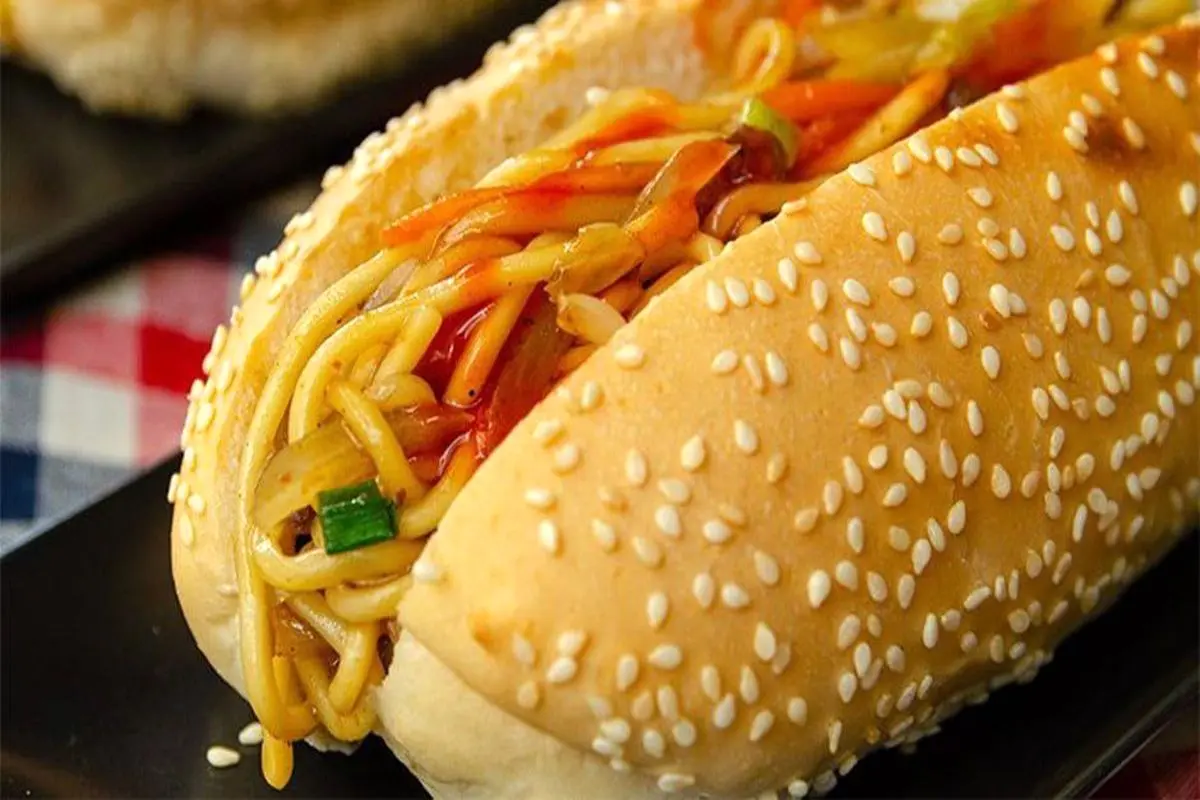یکبار برای همیشه طرز تهیه ساندویچ ماکارونی رو یاد بگیر / ویژه مهمونی‌های پر جمعیت و خاص | اینو که درست کنی همه عاشقش میشن! / طرز تهیه ساندویچ ماکارونی + ویدئو