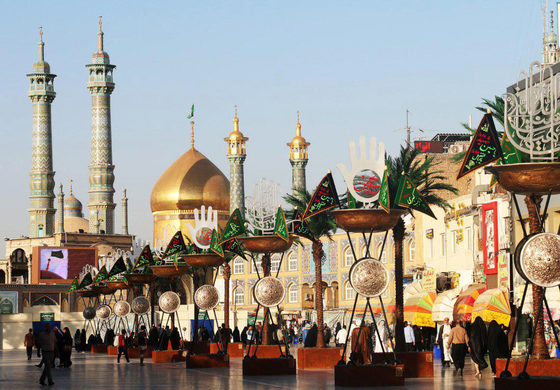 نصب المان‌های حجمی با نماد سقا و نخل در میدان آستانه مقدسه