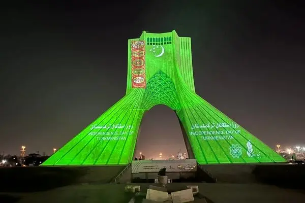 برج آزادی به رنگ پرچم ترکمنستان درآمد