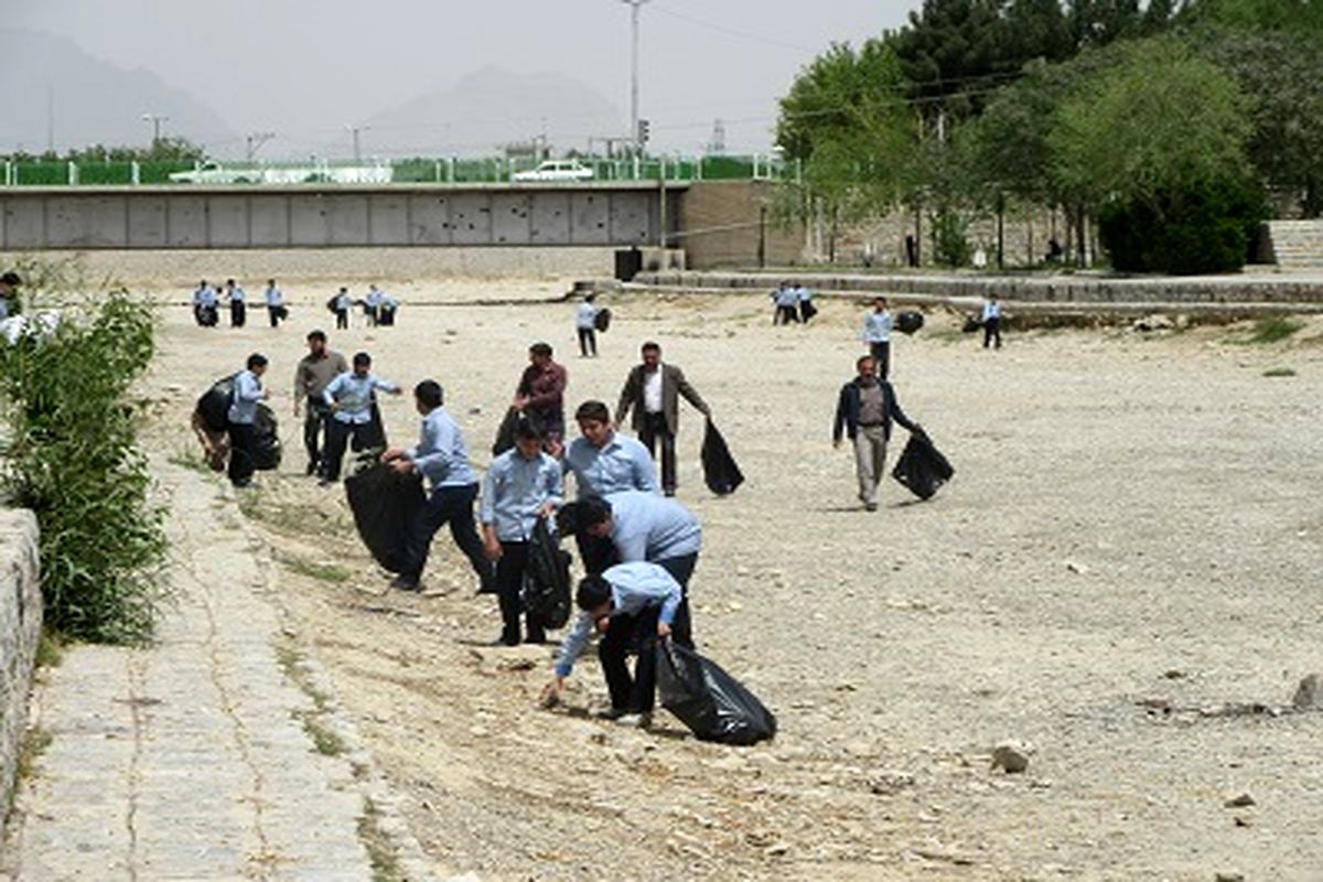 پاکسازی بستر رودخانه زاینده رود در خمینی شهر