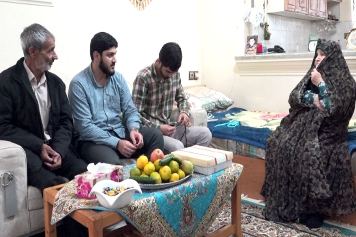دیدارعیدانه پیرغلامان حسینی با خانواده شهدا در رشت