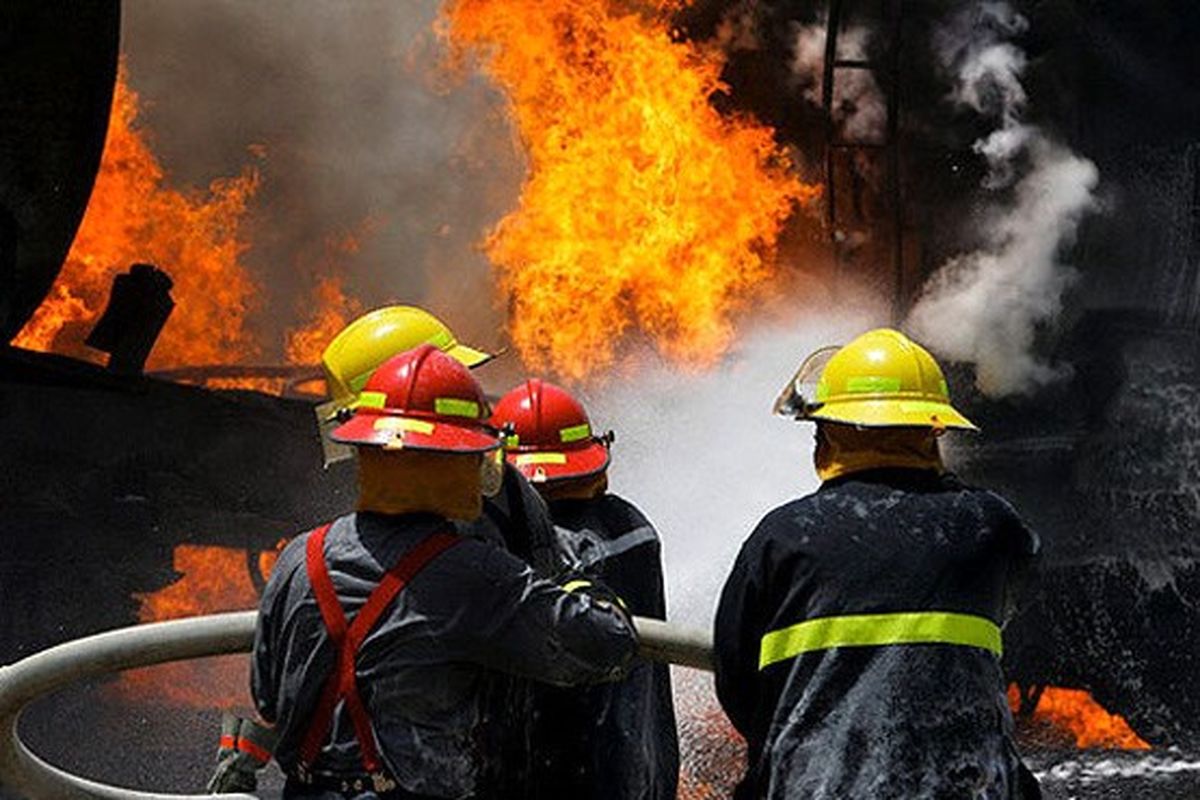 با تلاش آتش نشانان حریق مجتمع تجاری در اصفهان اطفا شد