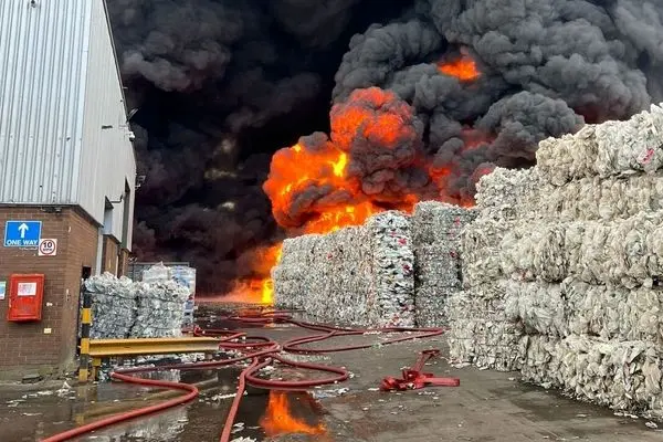 وضعیت فوق‌العاده در پی آتش‌سوزی انبار بازیافت در انگلیس اعلام شد