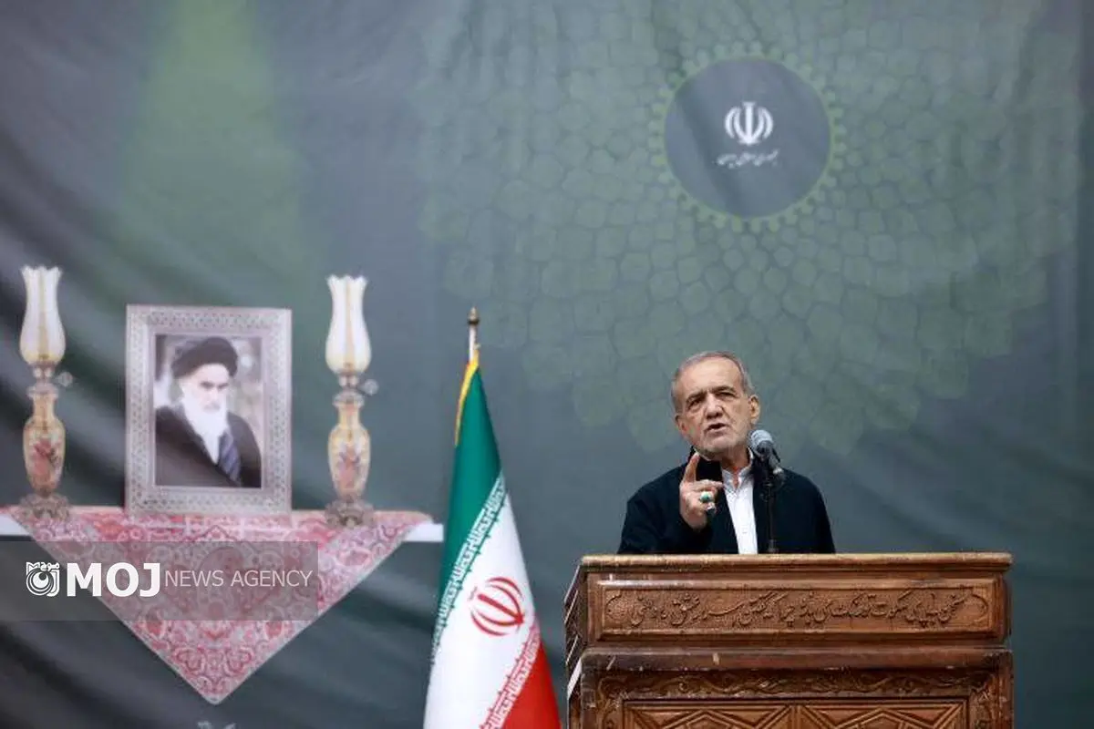 امام(ره) با رفتار و نوع زندگی خود و با گفتارشان، ما را به عزت و سربلندی هدایت کردند