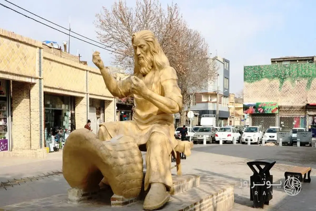 مجسمه پیر پالان‌دوز در شلوغ بازار گلشهر مشهد