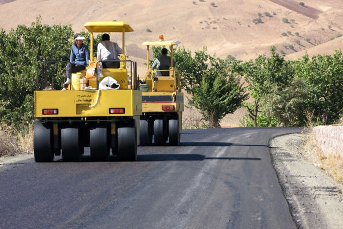 آغاز آسفالت دو راه روستایی در صومعه سرا 