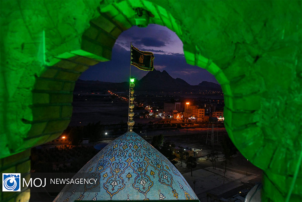 تعویض پرچم گنبد مسجد مقدس جمکران به مناسبت ماه محرم 