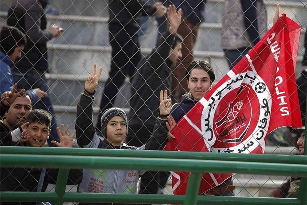 هواداران معترض پرسپولیس پس از حضور مقابل فدراسیون فوتبال به محل باشگاه رفتند