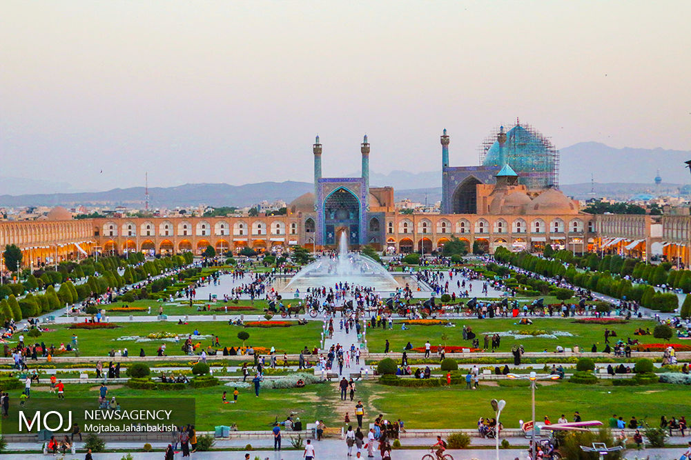حوض ۷۰ ساله میدان نقش جهان اصفهان