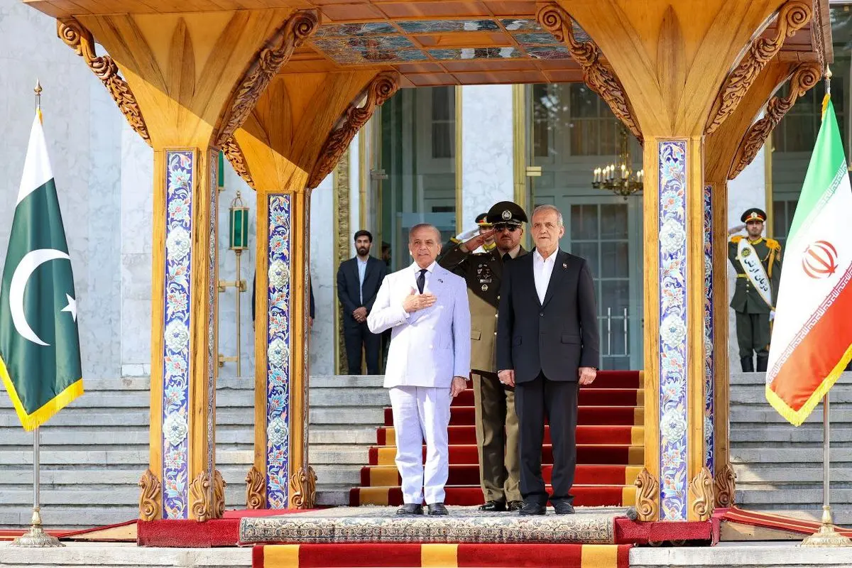 پزشکیان از نخست وزیر پاکستان استقبال کرد