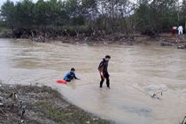 جستجوی امدادگران گیلان برای یافتن سرنشنین خودرو در رودخانه فومن ادامه دارد
