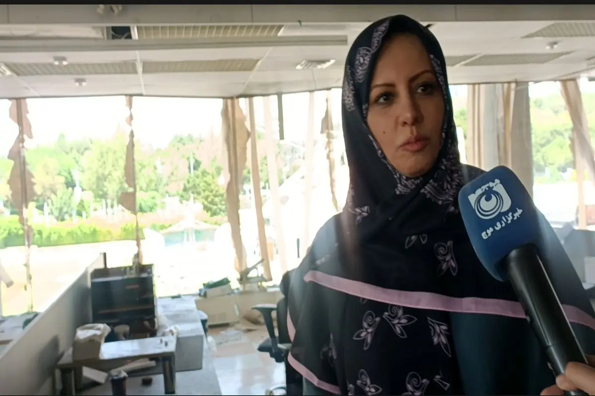بازگشت خبرنگار خبرگزاری سیما پای میز کار پس از حمله به ساختمان شیشه ای