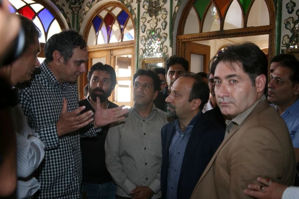 اصغر فرهادی با هنرمندان زادگاهش دیدار کرد