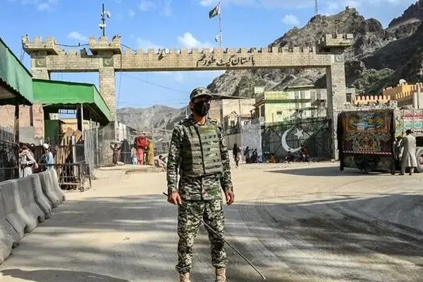 بمب‌های کنار جاده کاروان نظامی پاکستان را هدف قرار دادند