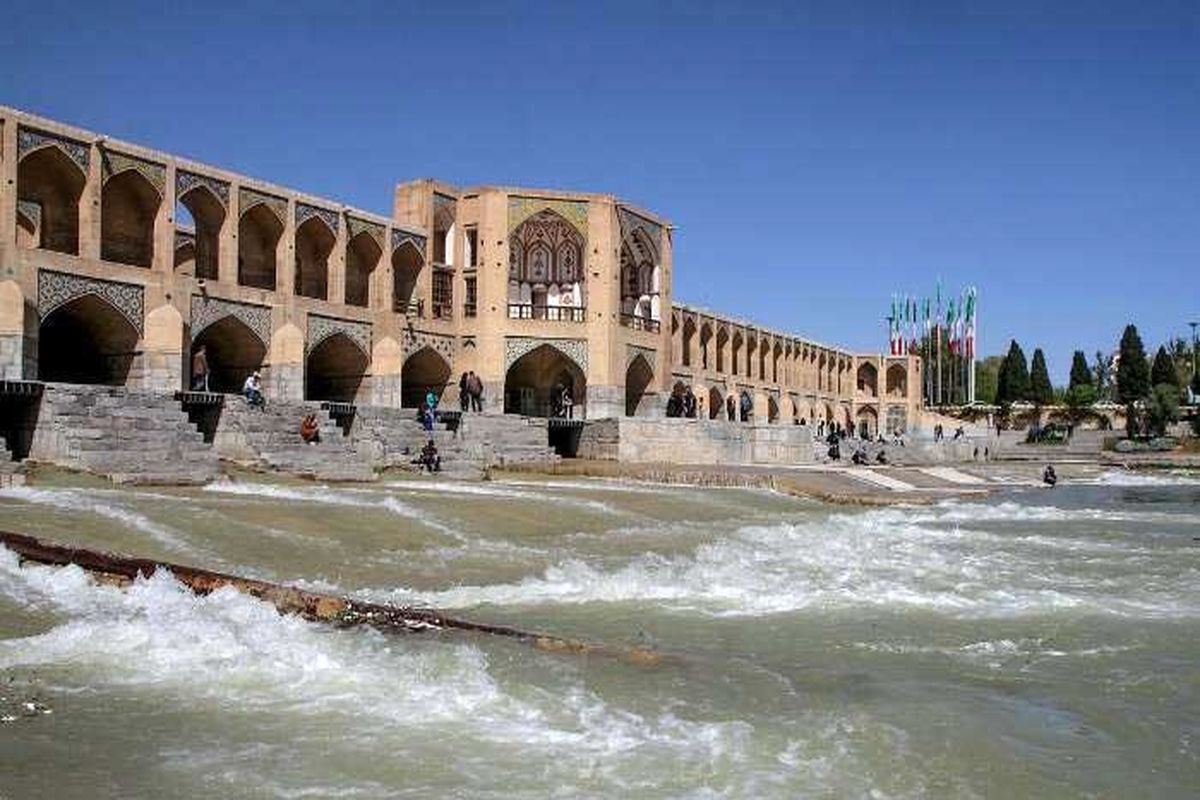 زاینده رود 11 فروردین جاری می شود/13 به در اصفهانی در کنار زاینده رود پر آب